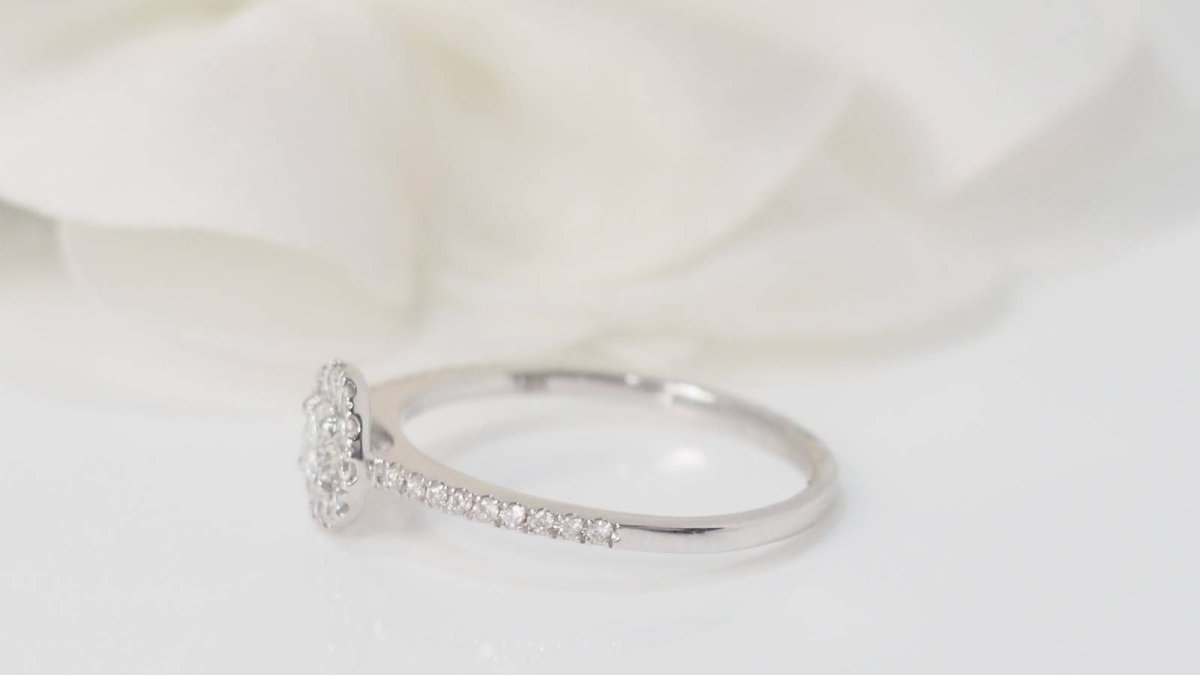 Bague solitaire en or blanc et diamants - Castafiore