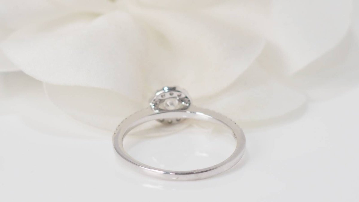 Bague solitaire en or blanc et diamants - Castafiore