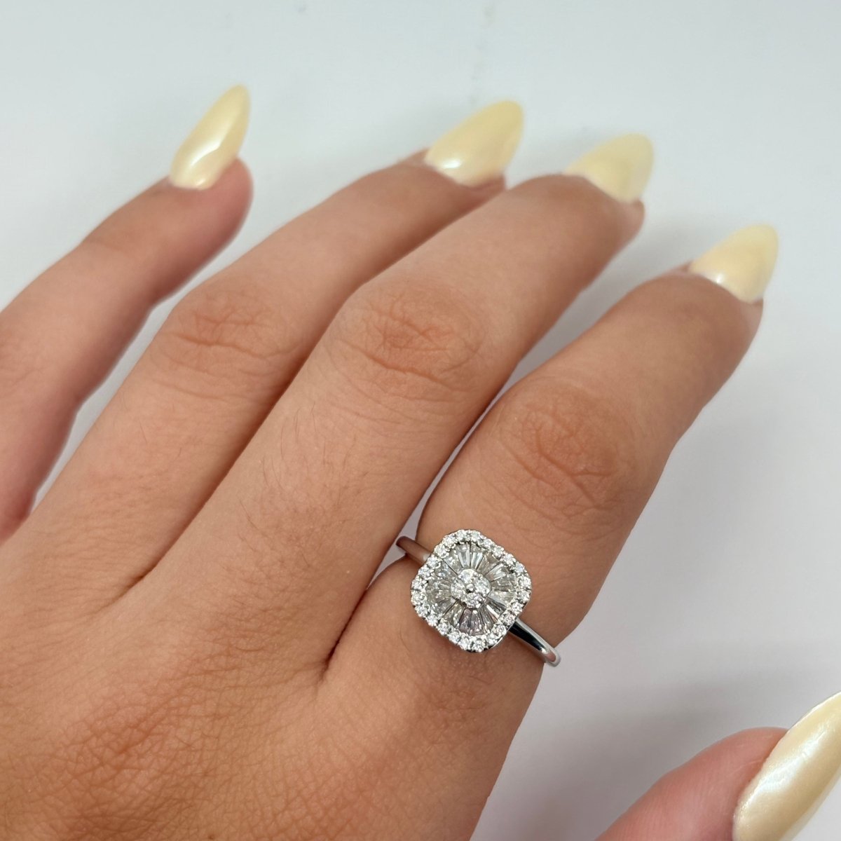 Bague Solitaire en or blanc et diamants - Castafiore