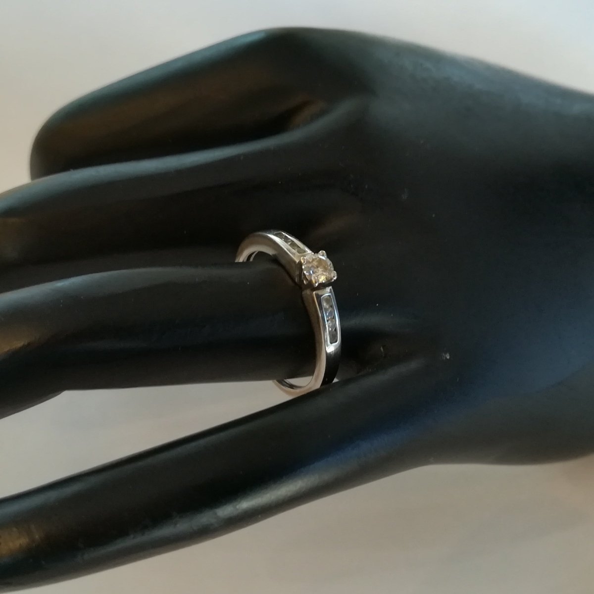 Bague Solitaire en or blanc et diamants - Castafiore
