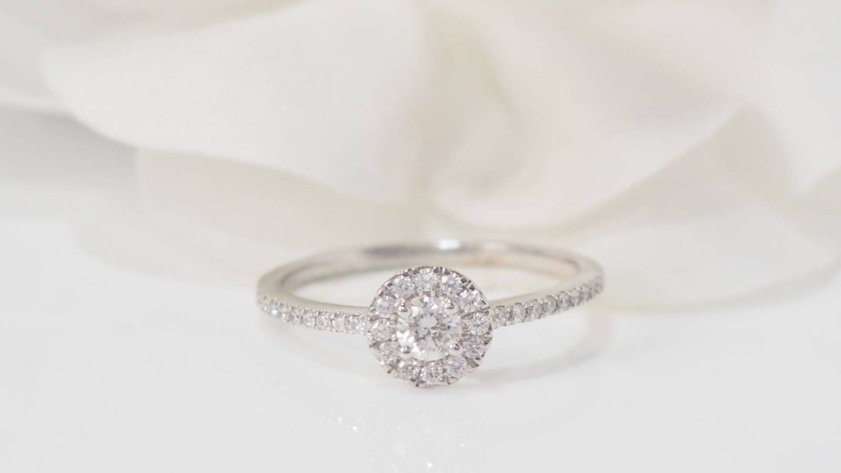 Bague solitaire en or blanc et diamants - Castafiore