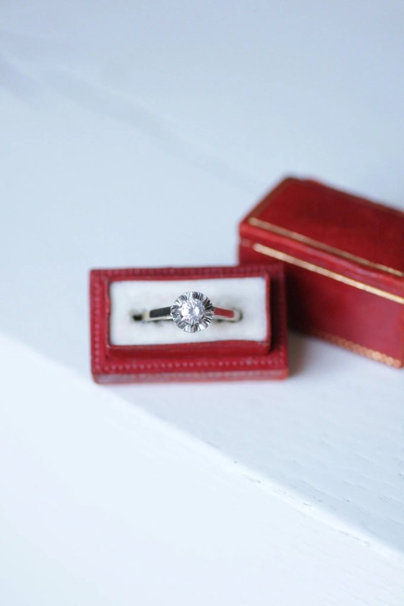 Bague solitaire en or blanc, platine, et diamant - Castafiore