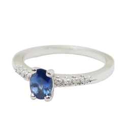 Bague solitaire en or blanc, saphir et diamants - Castafiore