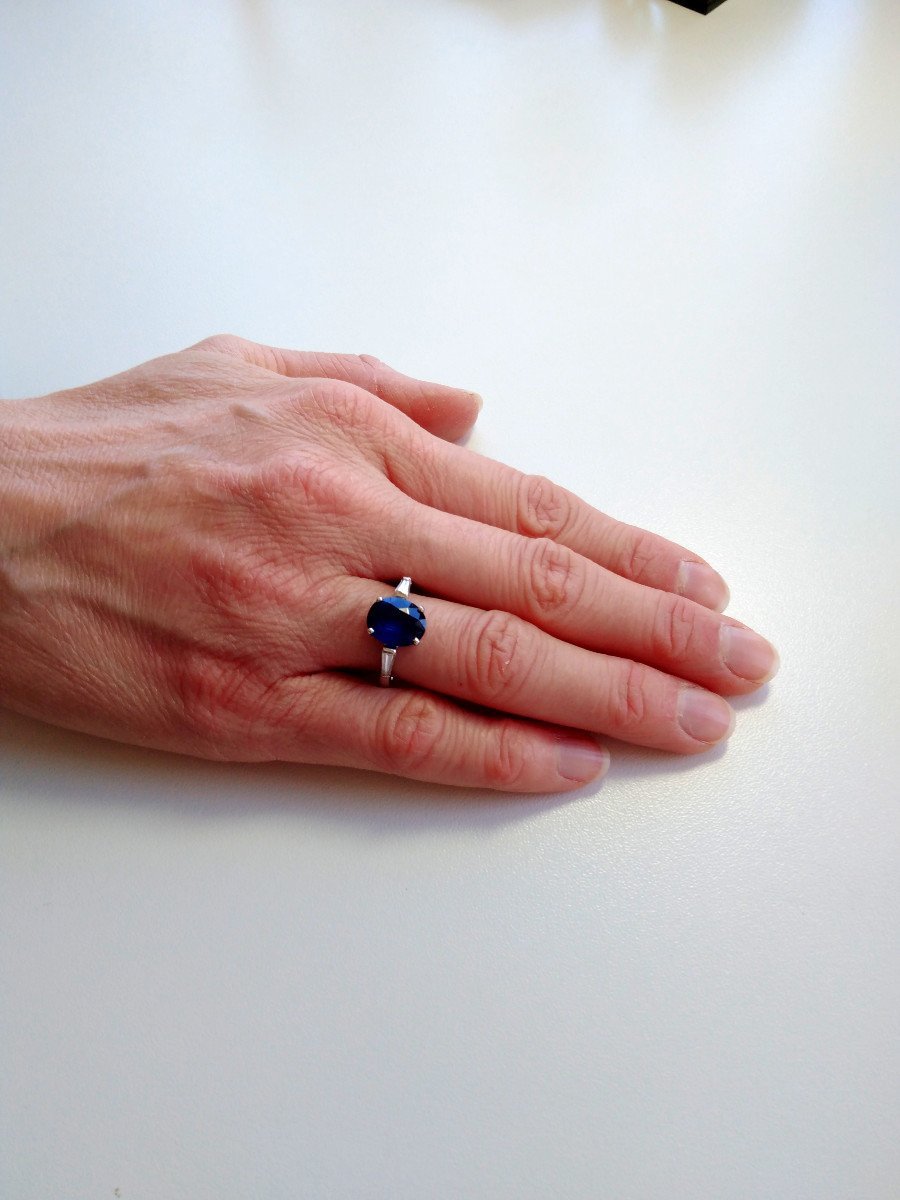 Bague Solitaire en or blanc, saphir, et diamants - Castafiore