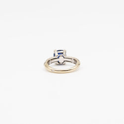 Bague Solitaire en or blanc, saphir et diamants - Castafiore