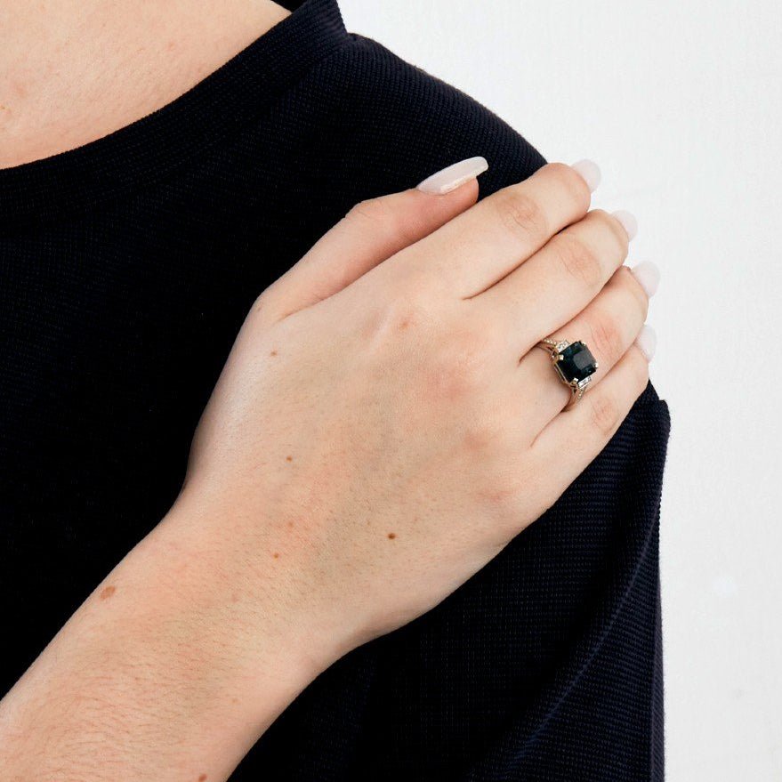 Bague Solitaire en or blanc, saphir, et diamants - Castafiore