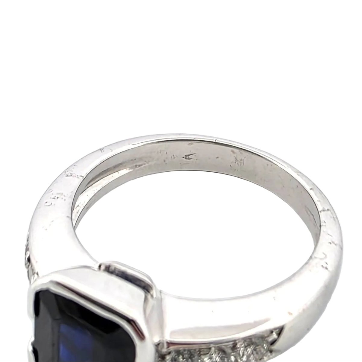 Bague Solitaire en or blanc, saphir et diamants - Castafiore
