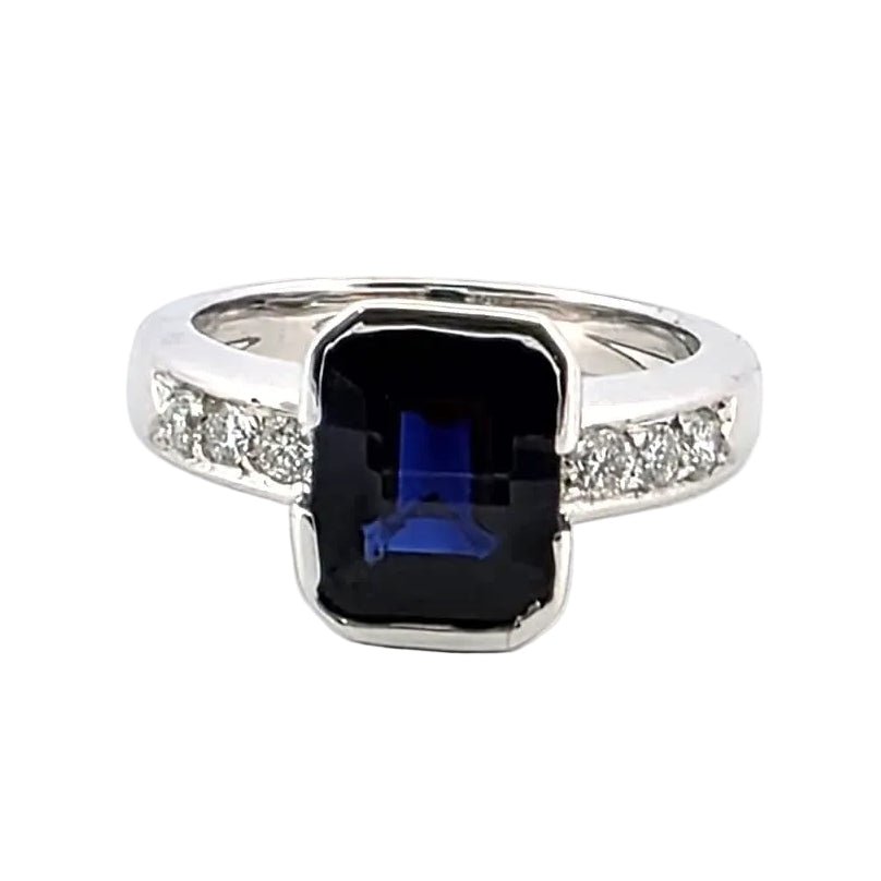 Bague Solitaire en or blanc, saphir et diamants - Castafiore