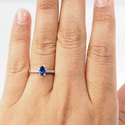 Bague solitaire en or blanc, saphir et diamants - Castafiore