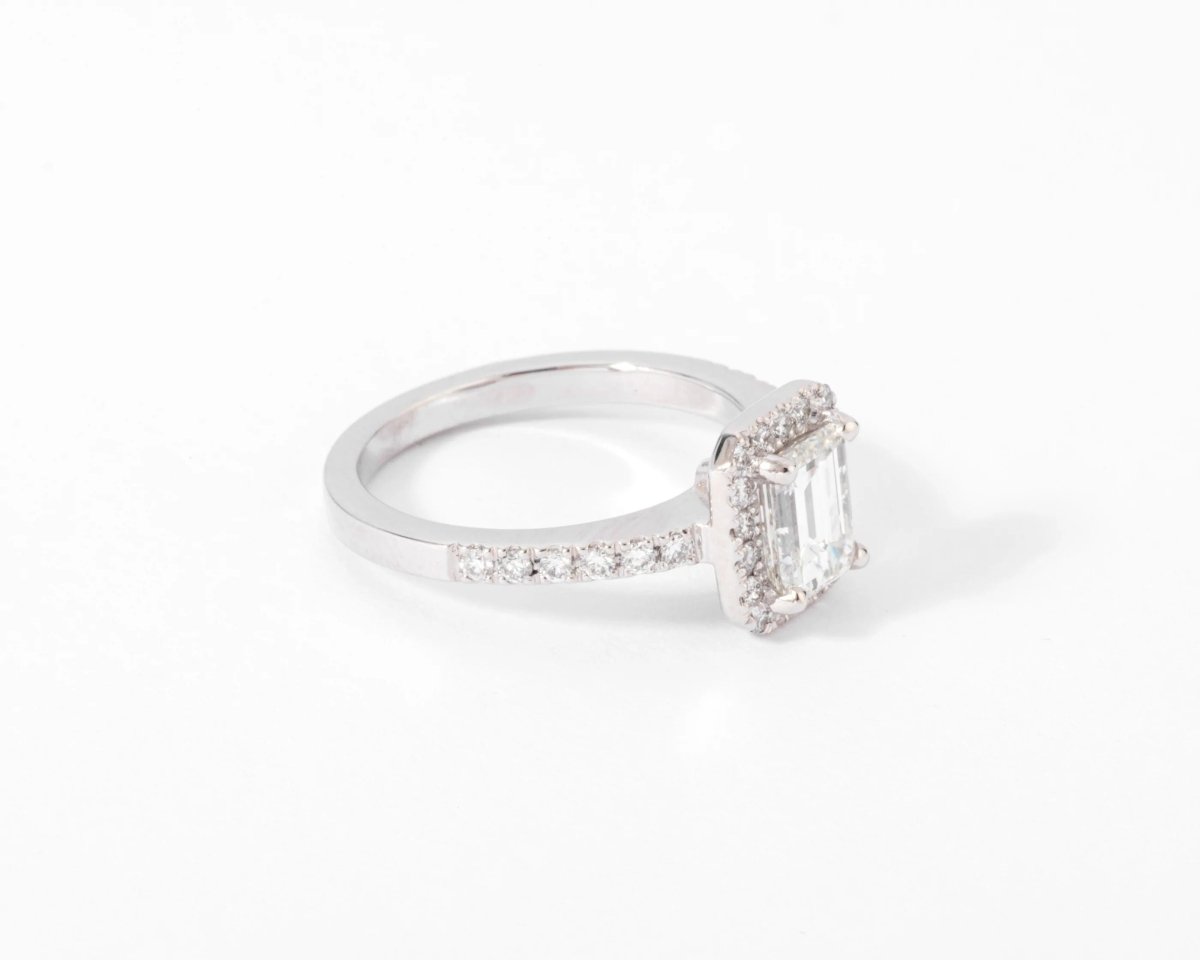 Bague solitaire en or gris ornée d'un diamant taille émeraude - Castafiore