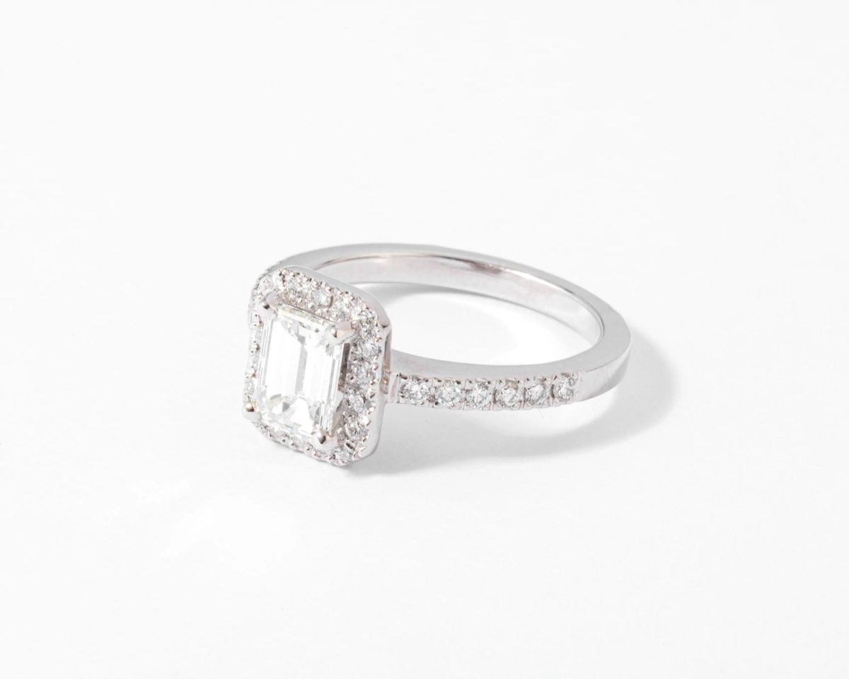 Bague solitaire en or gris ornée d'un diamant taille émeraude - Castafiore