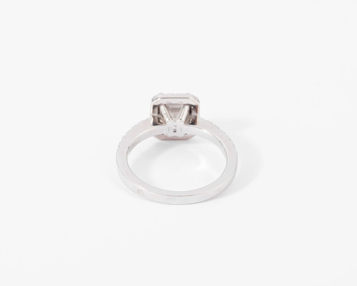 Bague solitaire en or gris ornée d'un diamant taille émeraude - Castafiore