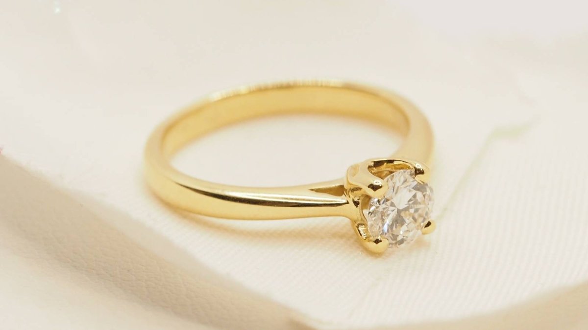 Bague solitaire en or jaune et diamant - Castafiore