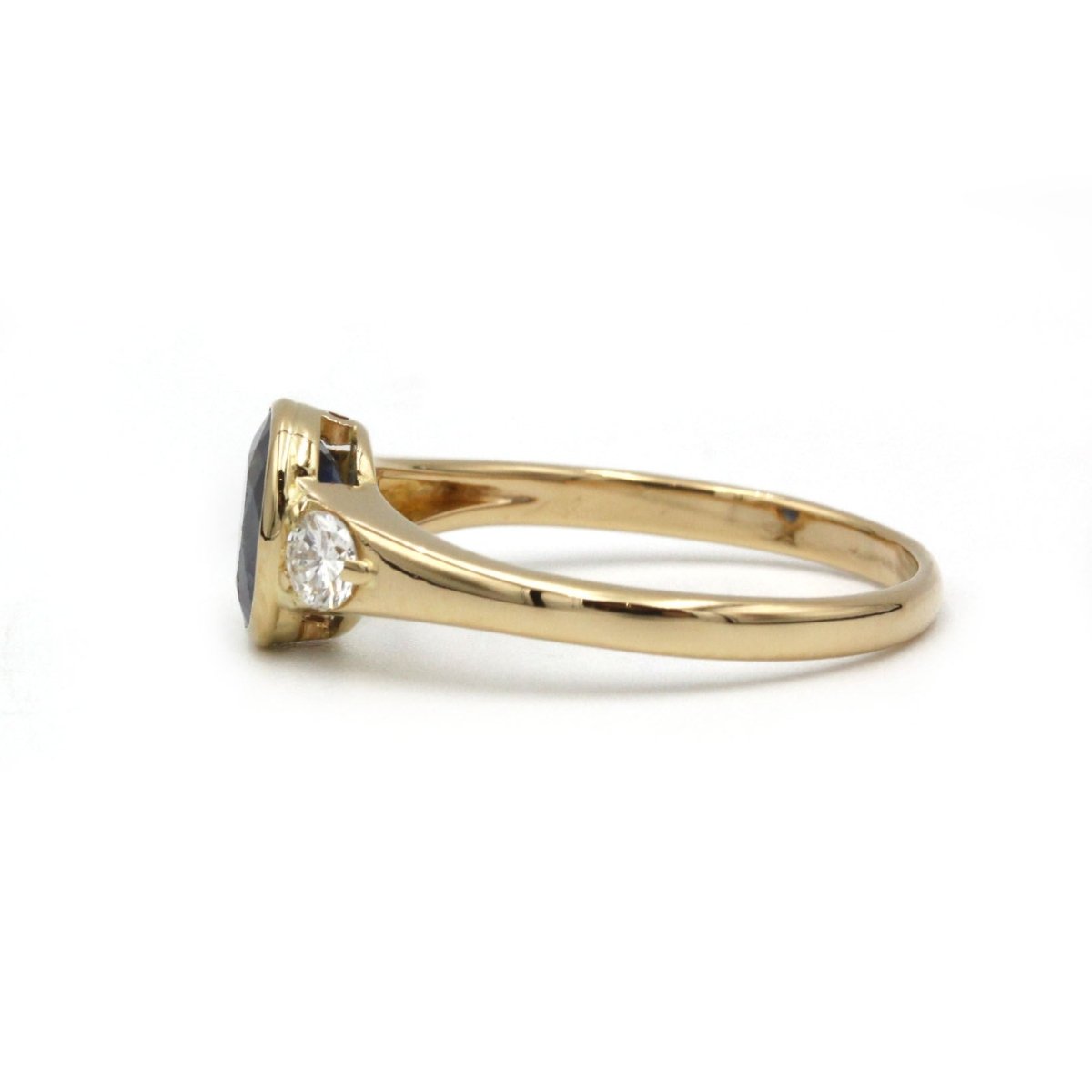 Bague Solitaire en or jaune, saphir et diamants - Castafiore