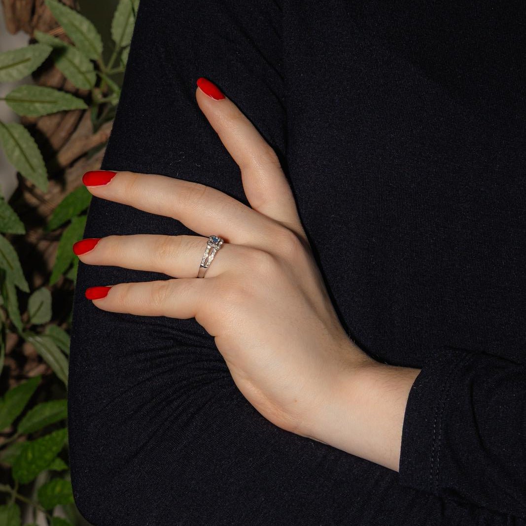 Bague Solitaire MAUBOUSSIN "Chance of Love" en or blanc, saphir et diamants - Castafiore