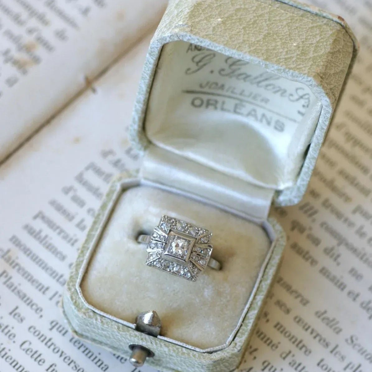 Bague Solitaire or blanc, platine et diamants - Castafiore