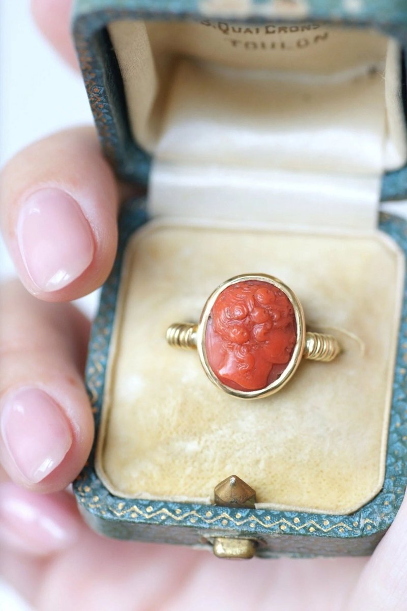 Bague style antique camée corail - Castafiore