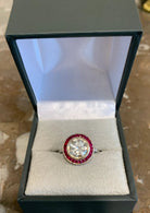 Bague Style Art Déco Diamants 1.50 Carats Rubis Or Gris 18 Carats (Certificat) - Castafiore