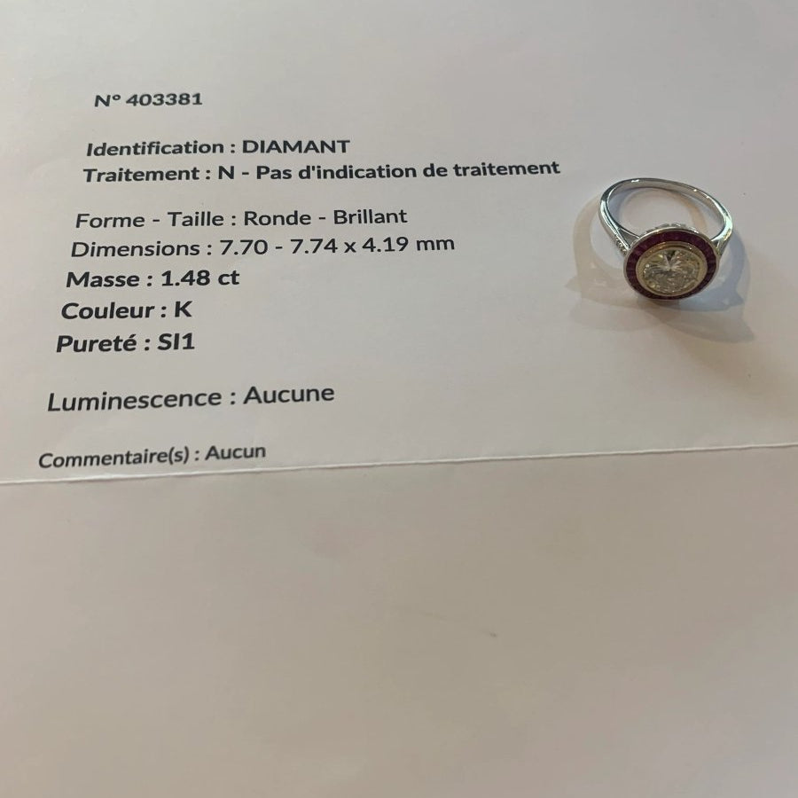 Bague Style Art Déco Diamants 1.50 Carats Rubis Or Gris 18 Carats (Certificat) - Castafiore