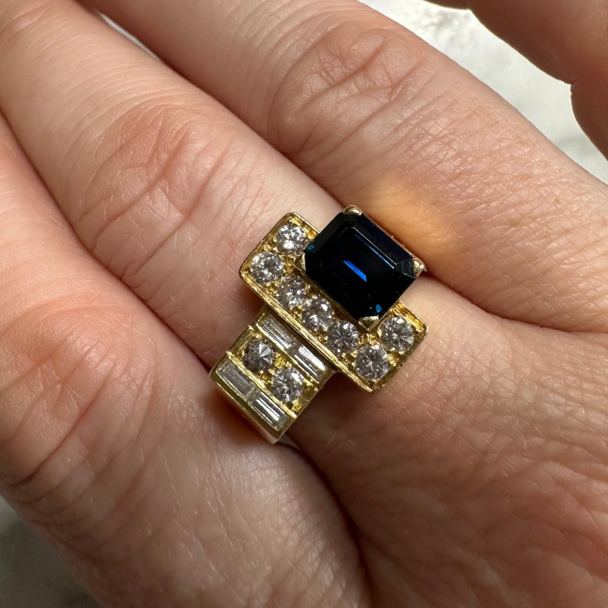 Bague tank asymétrique en or jaune et saphir - Castafiore