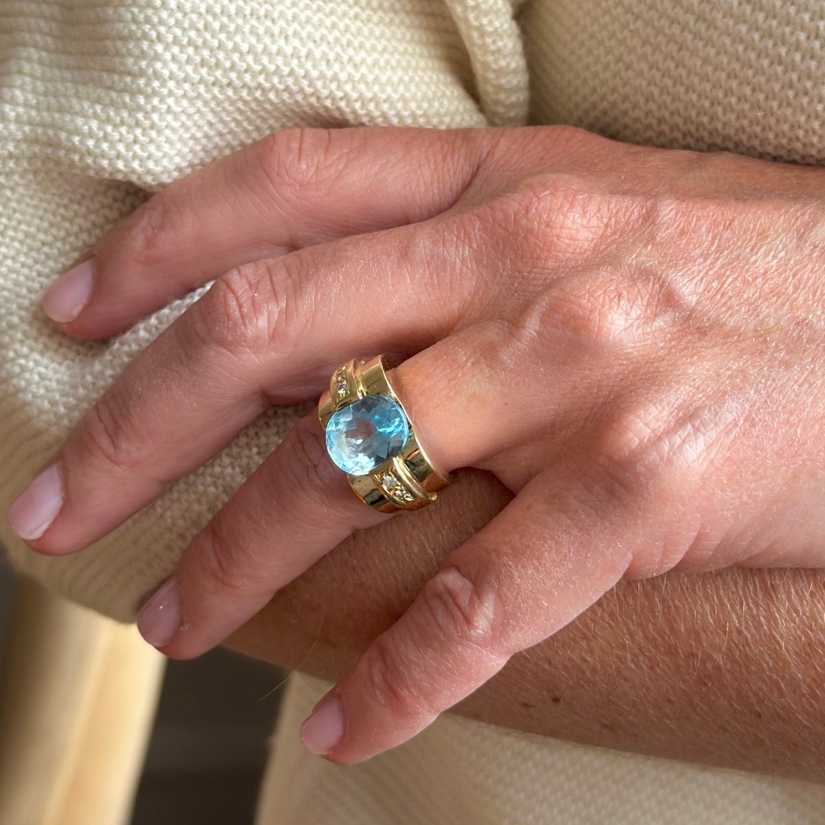 Bague Tank en or jaune et topaze bleue - Castafiore