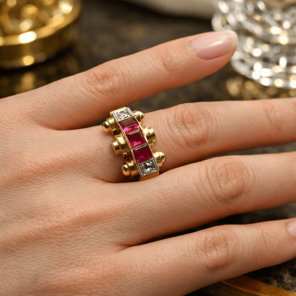 Bague Tank en or jaune, platine, rubis et diamants - Castafiore