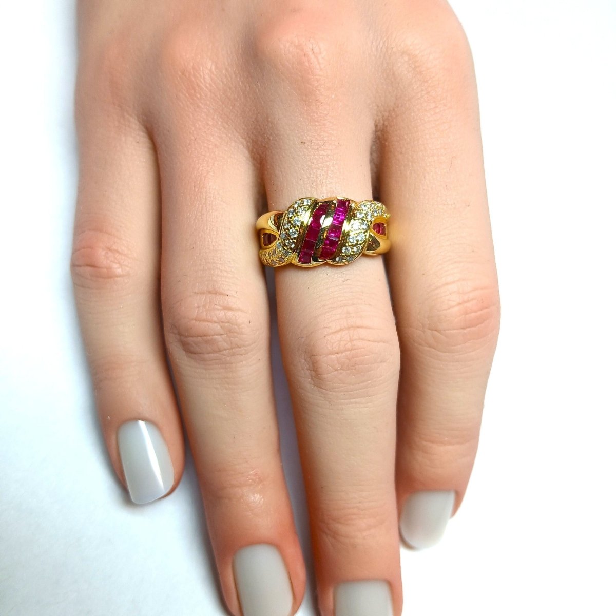 Bague Tank en or jaune, rubis et diamants - Castafiore