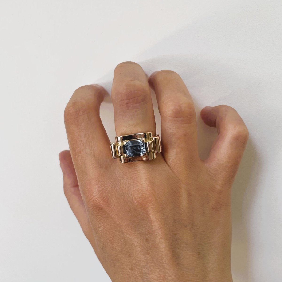 Bague Tank en or rose et spinelle bleu - Castafiore