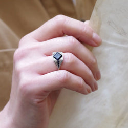 Bague Tank en platine, saphir et diamants - Castafiore