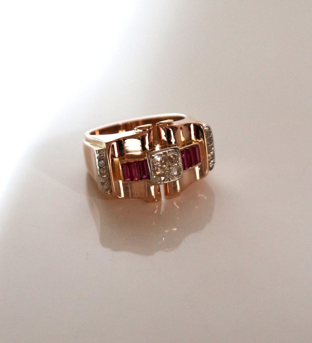 Bague Tank Pont en or rose avec rubis et diamants - Castafiore