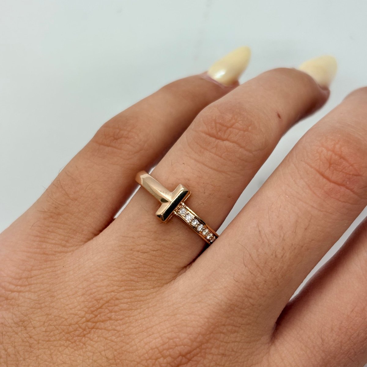Bague TIFFANY & CO. "Tiffany T" en or rose et diamants - Castafiore