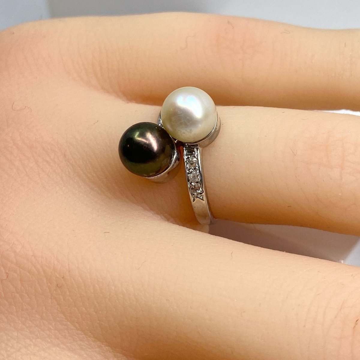 Bague Toi et moi en or blanc, perle tahiti et perle blanche - Castafiore