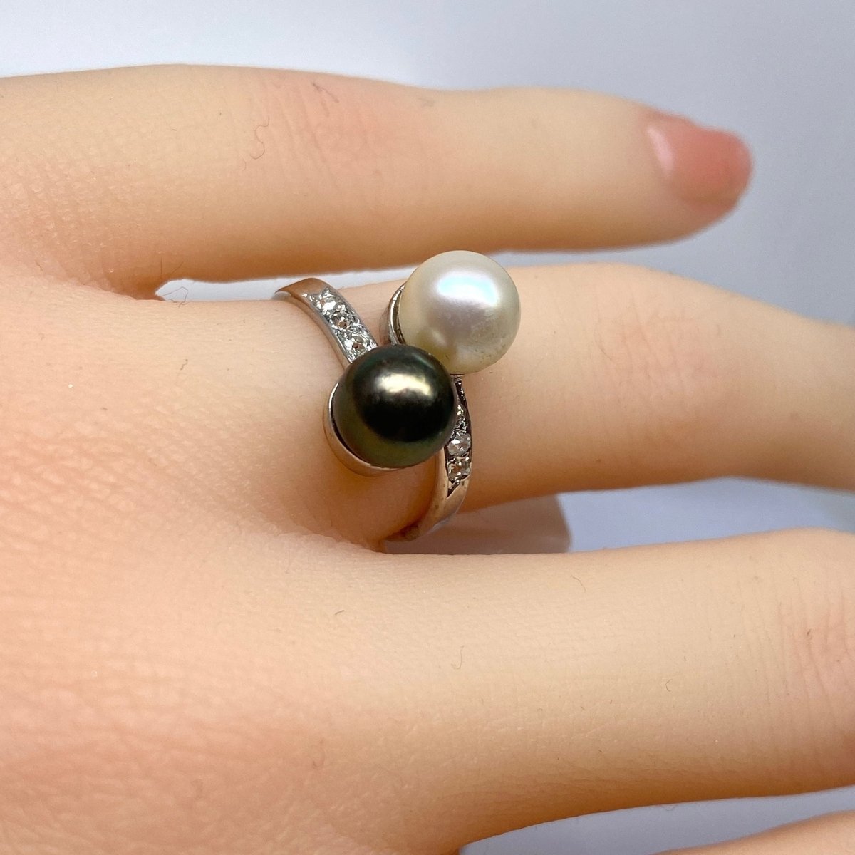 Bague Toi et moi en or blanc, perle tahiti et perle blanche - Castafiore