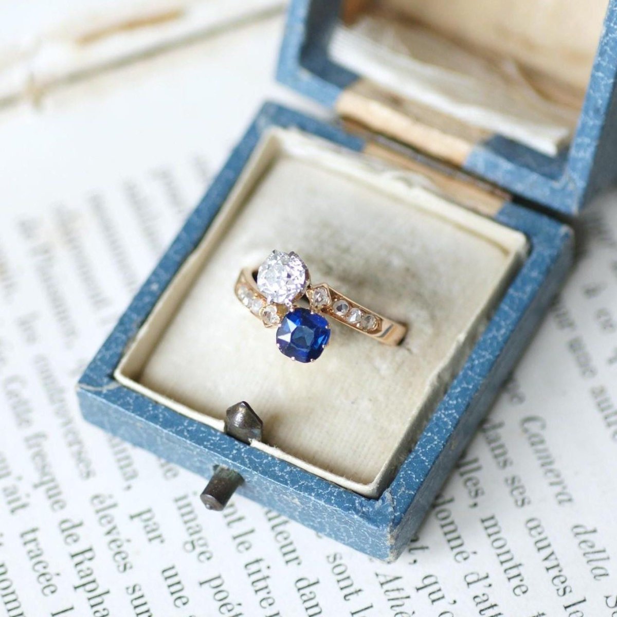 Bague Toi et Moi en or rose, platine, saphir, et diamant - Castafiore