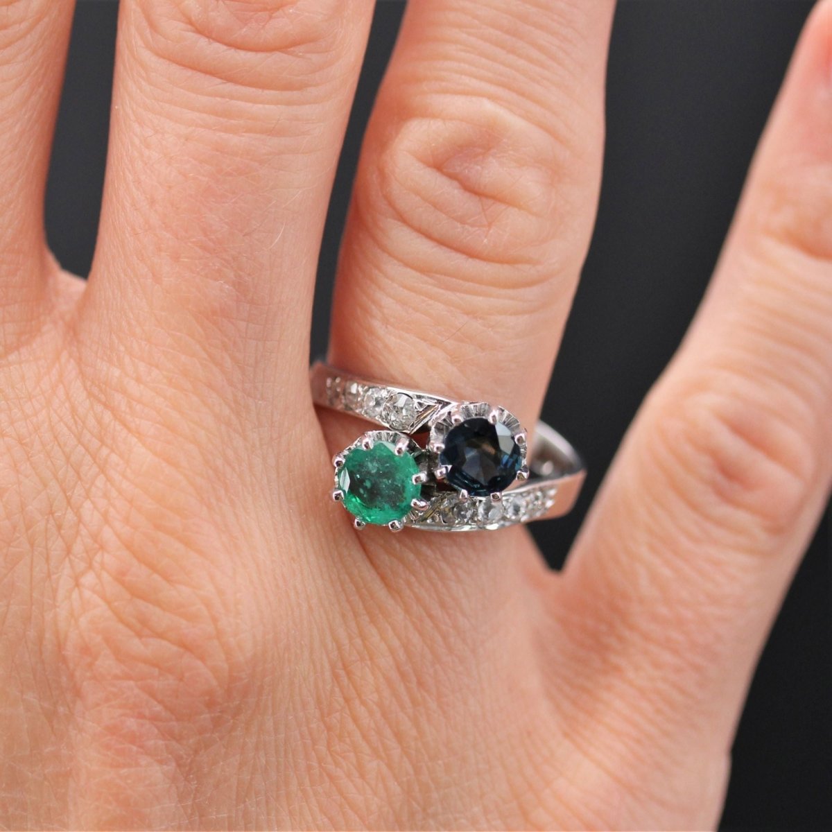 Bague Toi & Moi en or blanc, émeraude, saphir et diamants - Castafiore