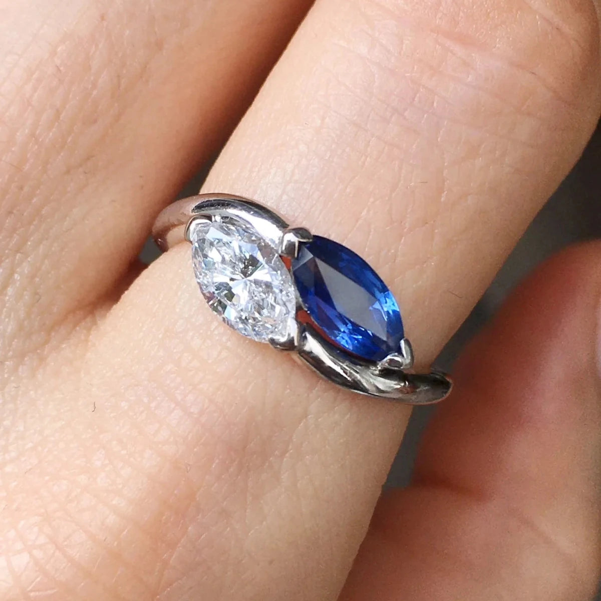 Bague Toi & Moi en or blanc, saphir et diamant - Castafiore
