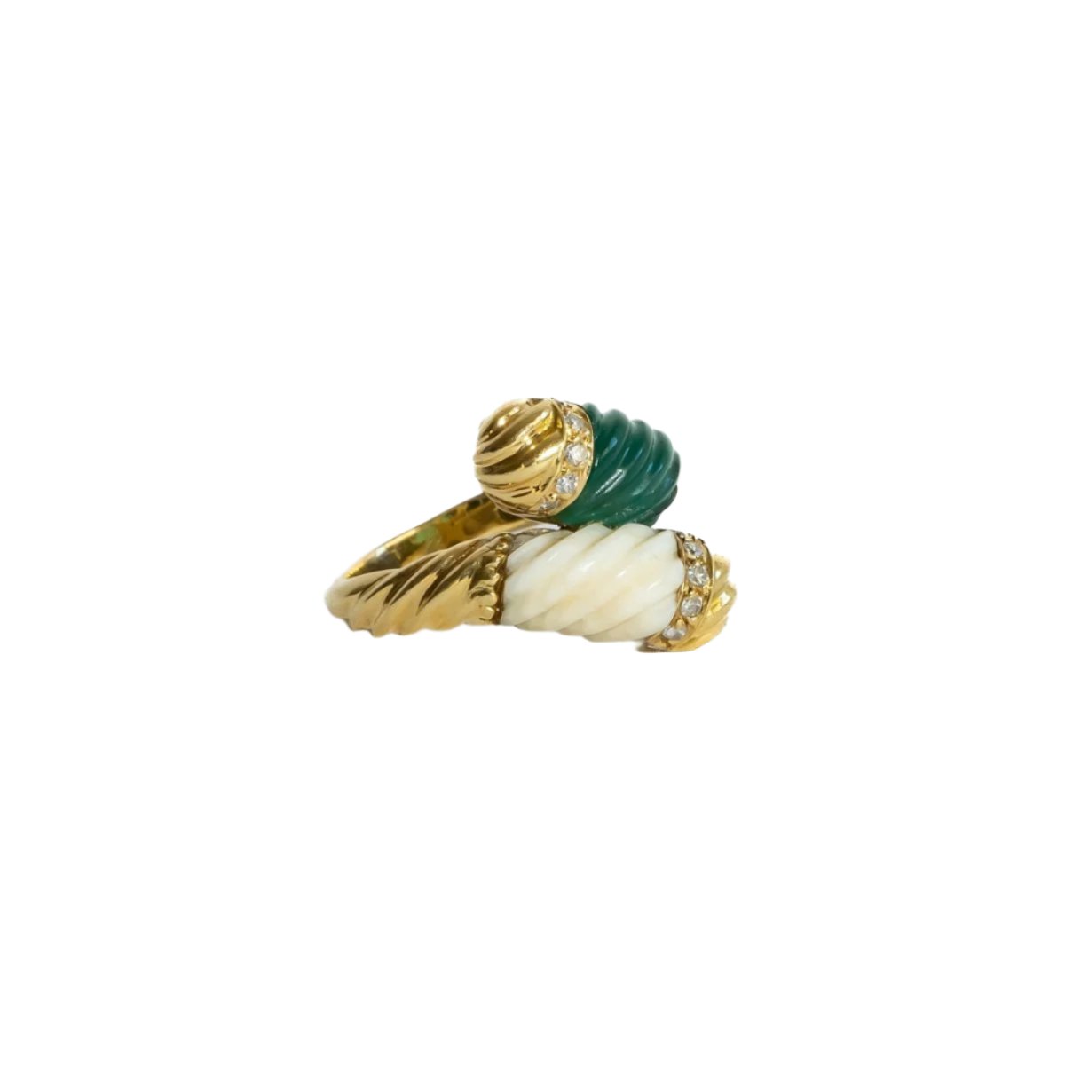 Bague Toi & Moi en or jaune, jade et corail blanc