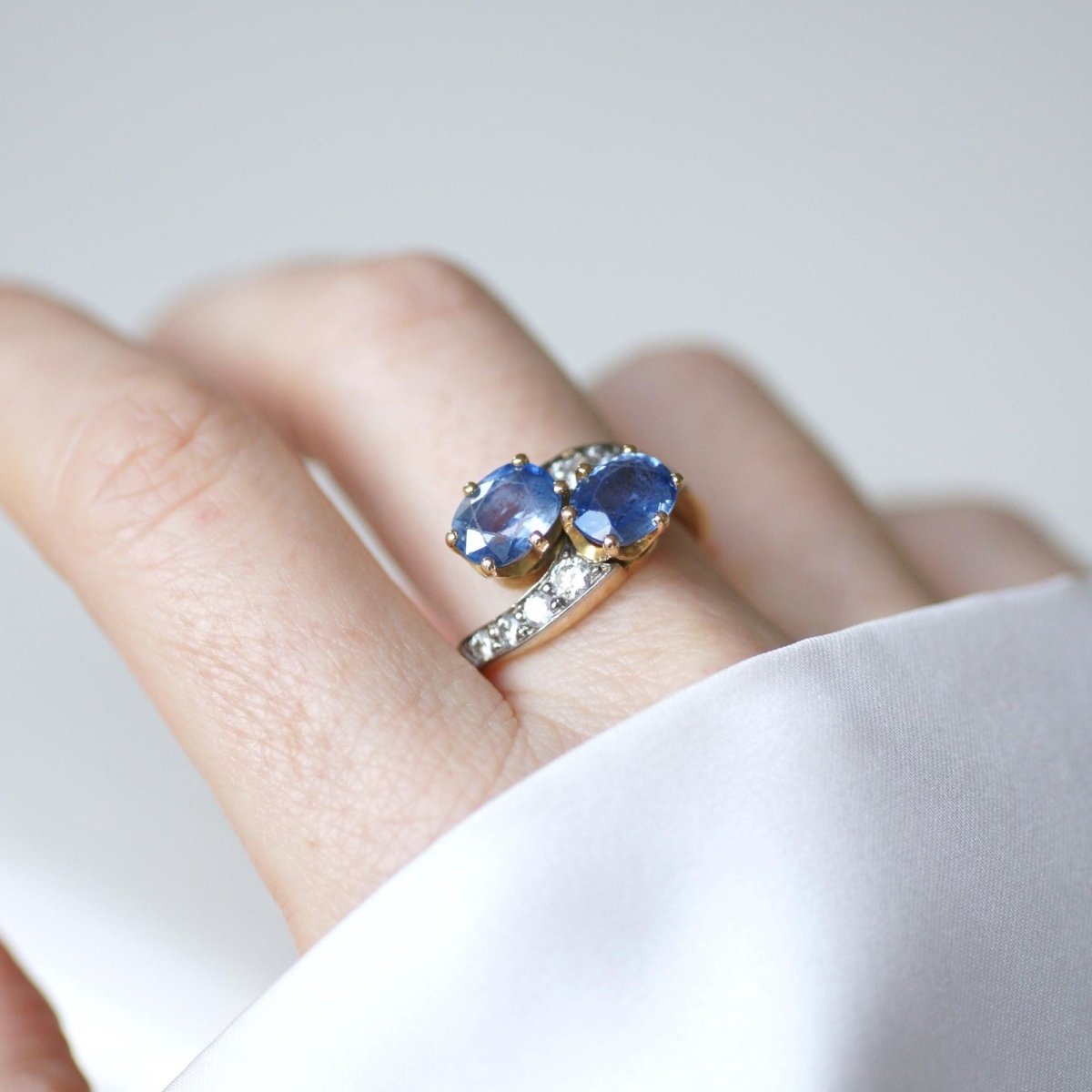 Bague Toi & Moi en or jaune, or blanc, saphirs et diamants - Castafiore