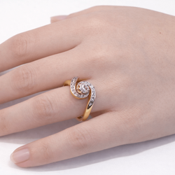 Bague tourbillon en ors de couleurs et diamants - Castafiore