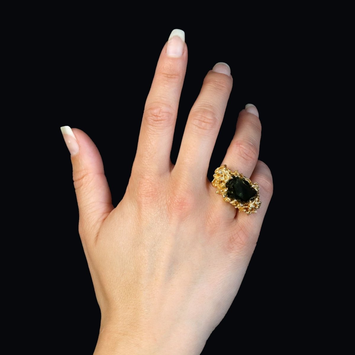 Ring raw tourmaline and textured gold