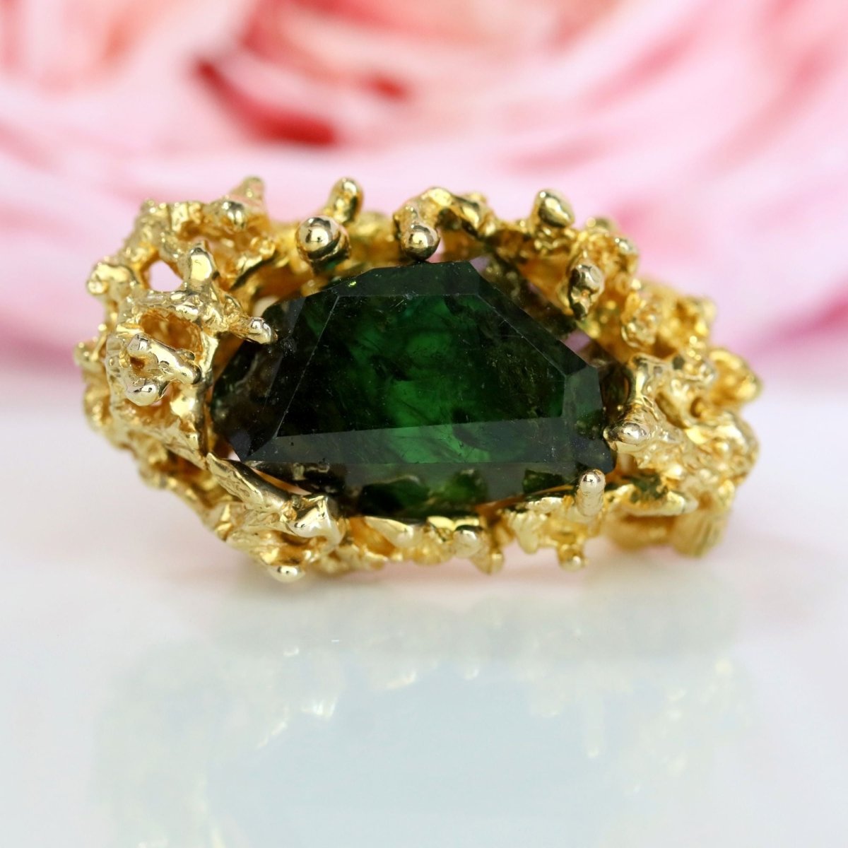 Ring raw tourmaline and textured gold