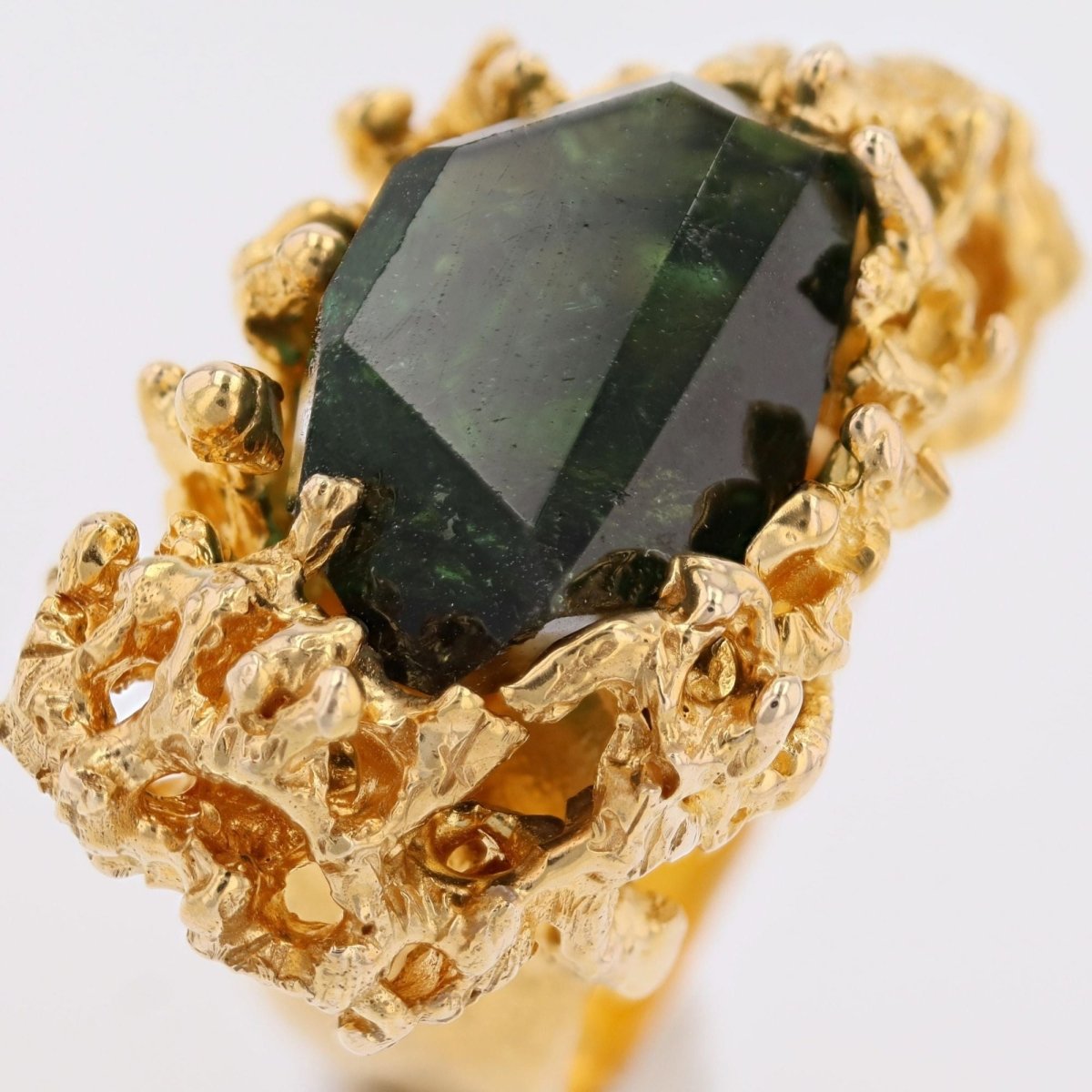 Ring raw tourmaline and textured gold