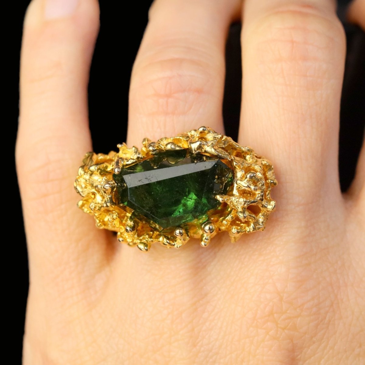 Ring raw tourmaline and textured gold