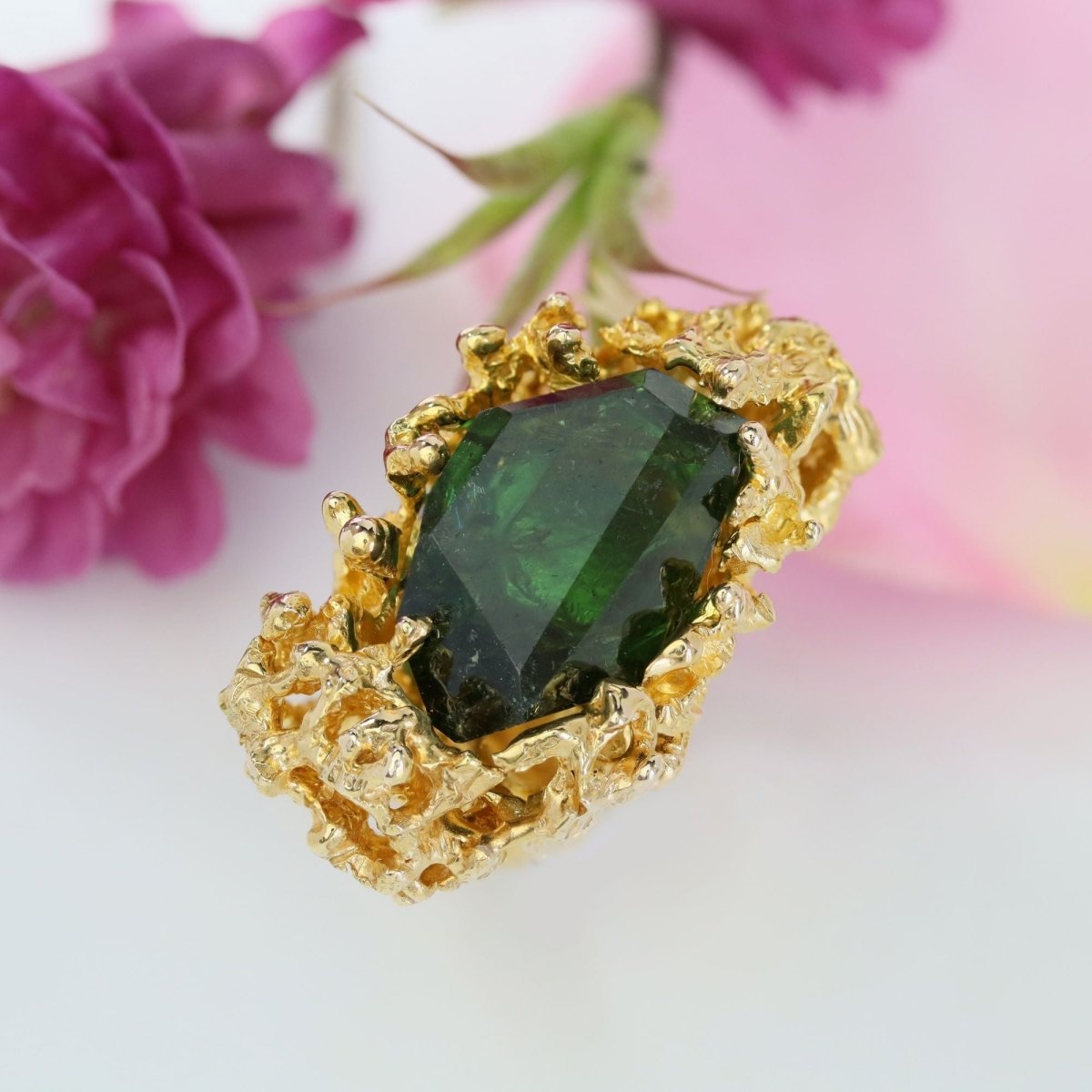 Ring raw tourmaline and textured gold