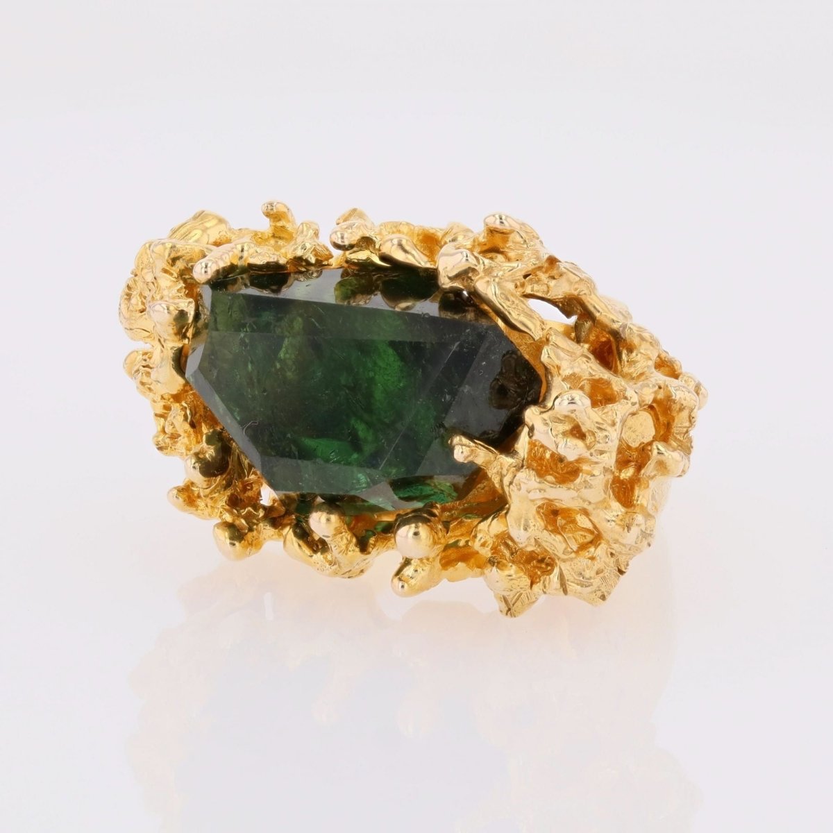 Ring raw tourmaline and textured gold