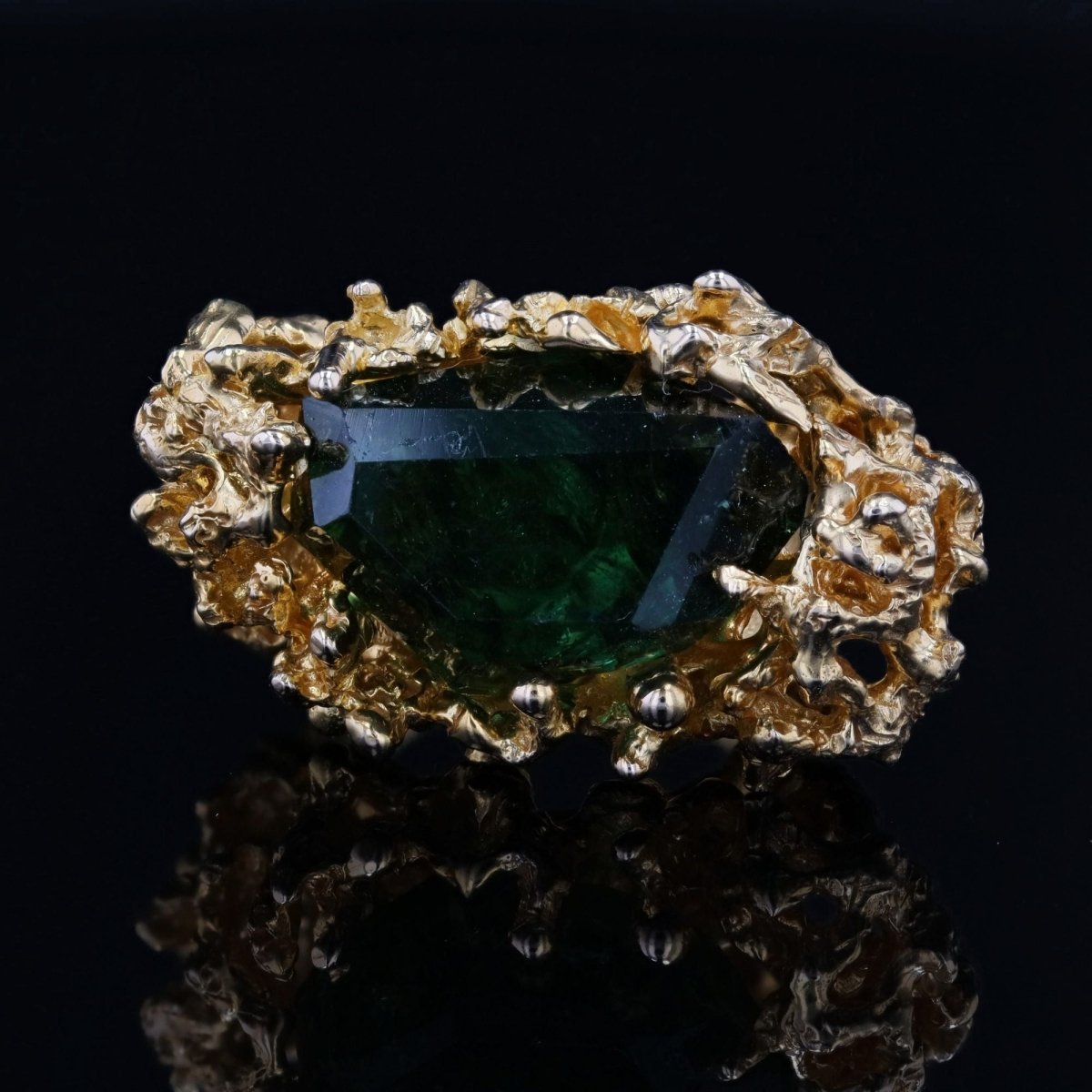 Ring raw tourmaline and textured gold