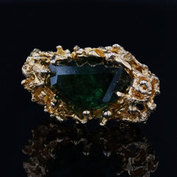 Ring raw tourmaline and textured gold