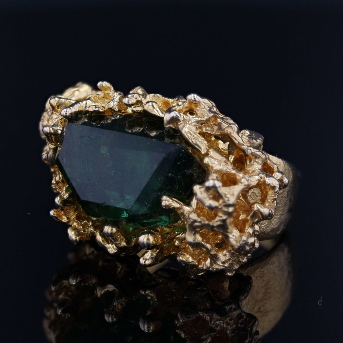 Ring raw tourmaline and textured gold