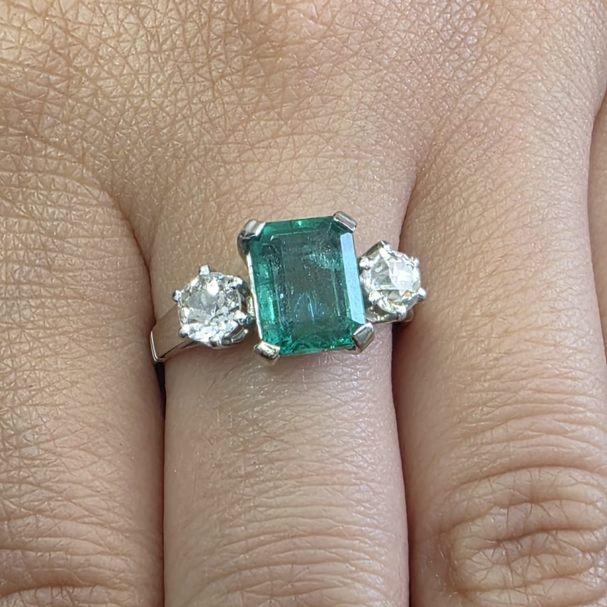 Bague Trilogie en or blanc, émeraude et diamants - Castafiore