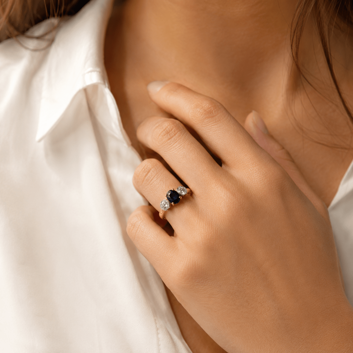 Bague Trilogie en or blanc, or jaune, saphir et diamants - Castafiore